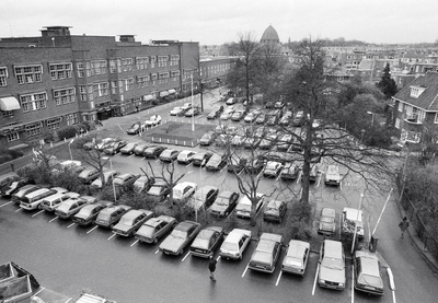 826646 Gezicht op de parkeerplaats voor de ingang van het Diakonessenhuis (Bosboomstraat 1) te Utrecht, met links de ...